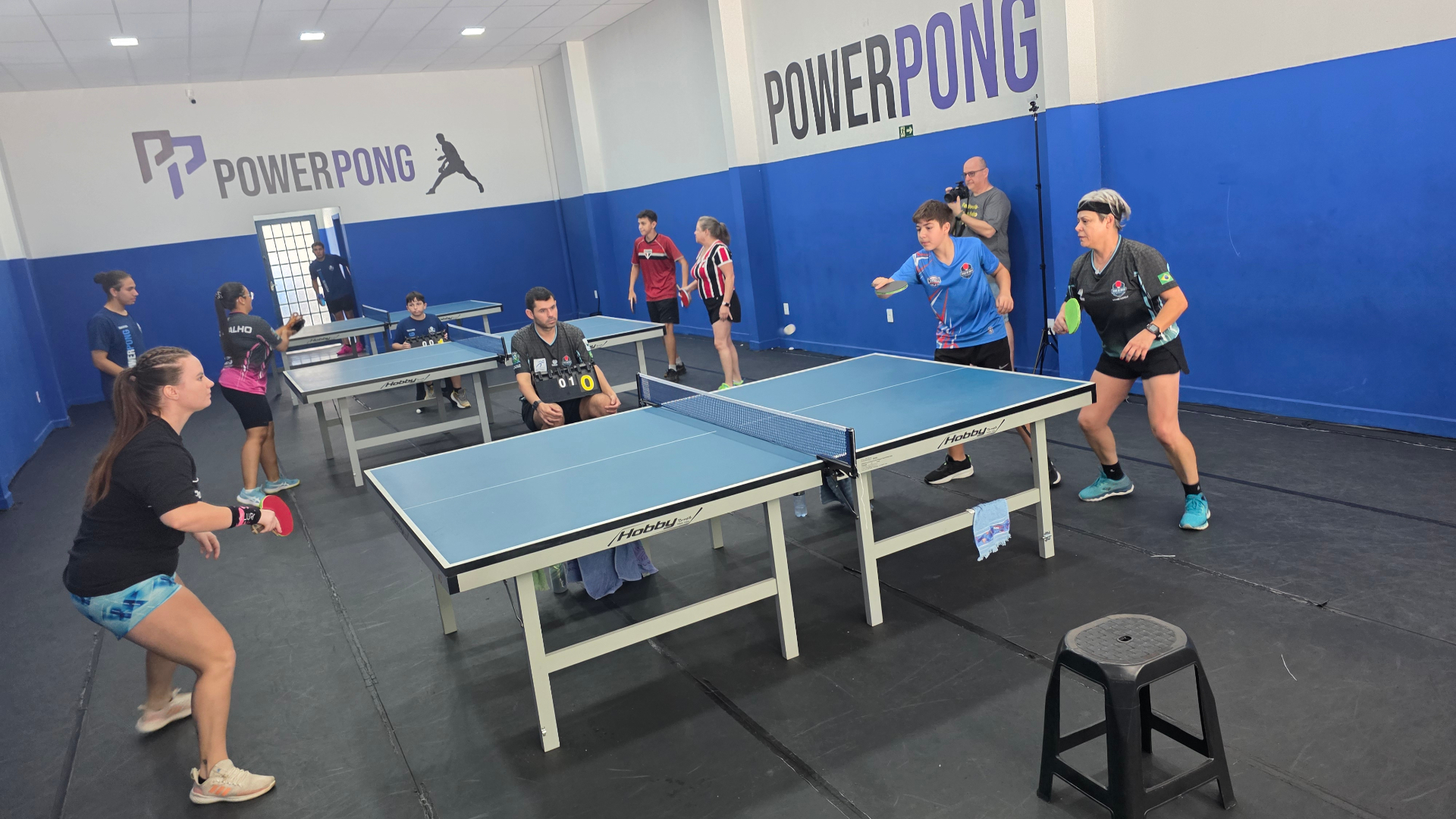 Partida de tênis de mesa na Power Pong Valinhos